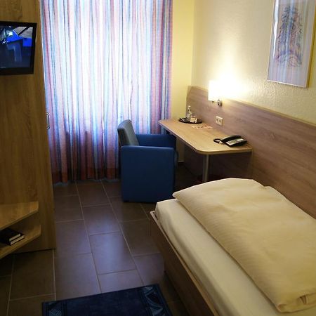 Hotel "Drei Rosen" Ohg Regina & Hans - Peter Fassbinder Leinefelde-Worbis Ngoại thất bức ảnh