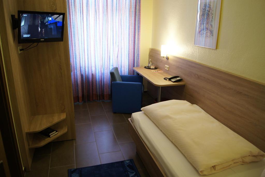 Hotel "Drei Rosen" Ohg Regina & Hans - Peter Fassbinder Leinefelde-Worbis Ngoại thất bức ảnh