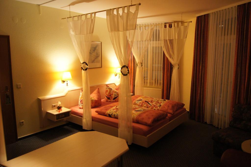 Hotel "Drei Rosen" Ohg Regina & Hans - Peter Fassbinder Leinefelde-Worbis Ngoại thất bức ảnh