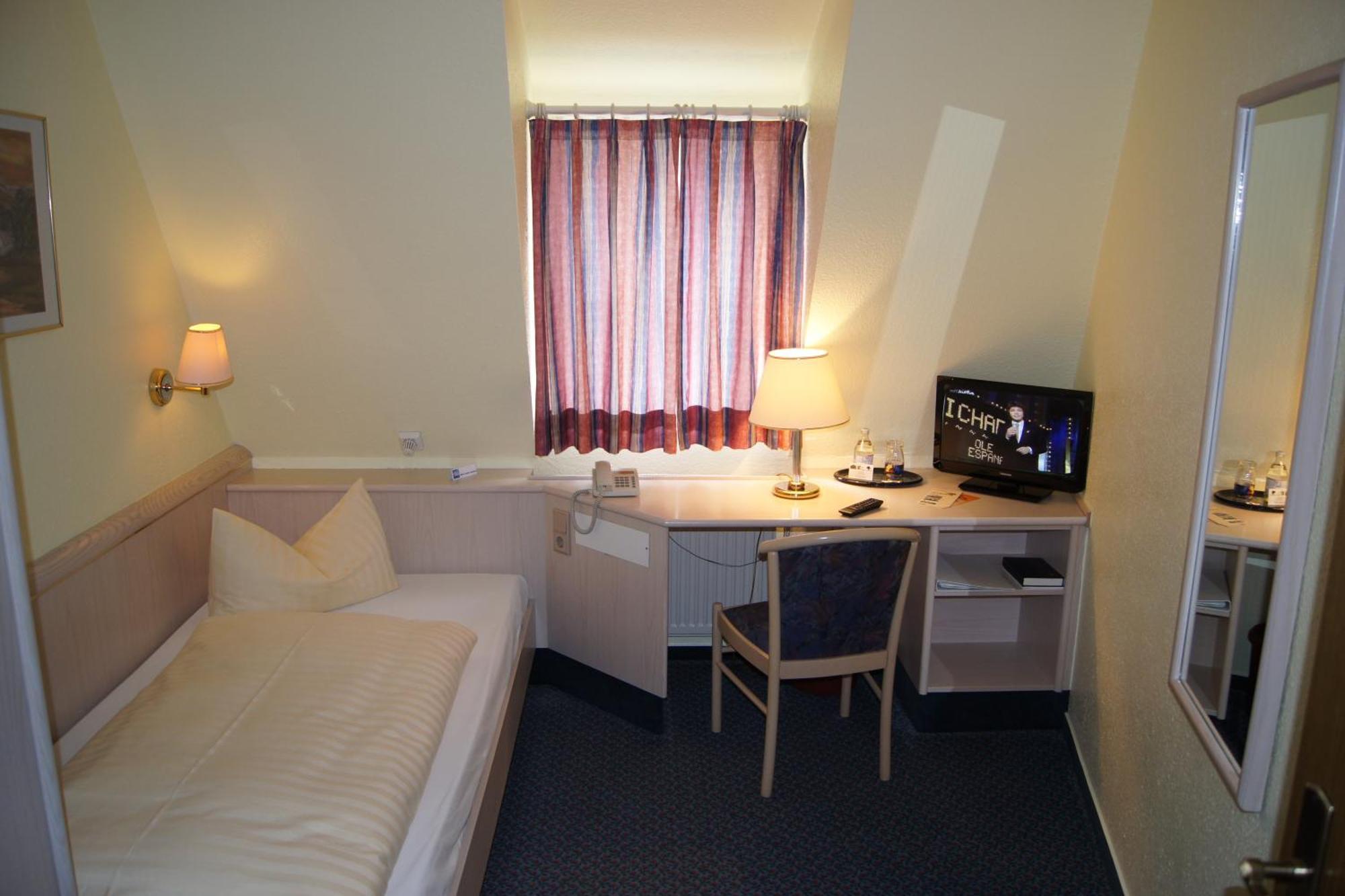 Hotel "Drei Rosen" Ohg Regina & Hans - Peter Fassbinder Leinefelde-Worbis Ngoại thất bức ảnh