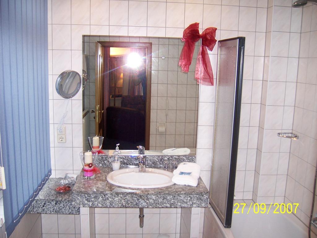 Hotel "Drei Rosen" Ohg Regina & Hans - Peter Fassbinder Leinefelde-Worbis Ngoại thất bức ảnh