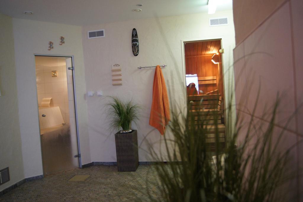 Hotel "Drei Rosen" Ohg Regina & Hans - Peter Fassbinder Leinefelde-Worbis Ngoại thất bức ảnh