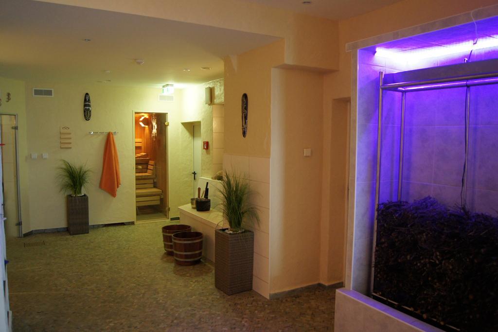 Hotel "Drei Rosen" Ohg Regina & Hans - Peter Fassbinder Leinefelde-Worbis Ngoại thất bức ảnh